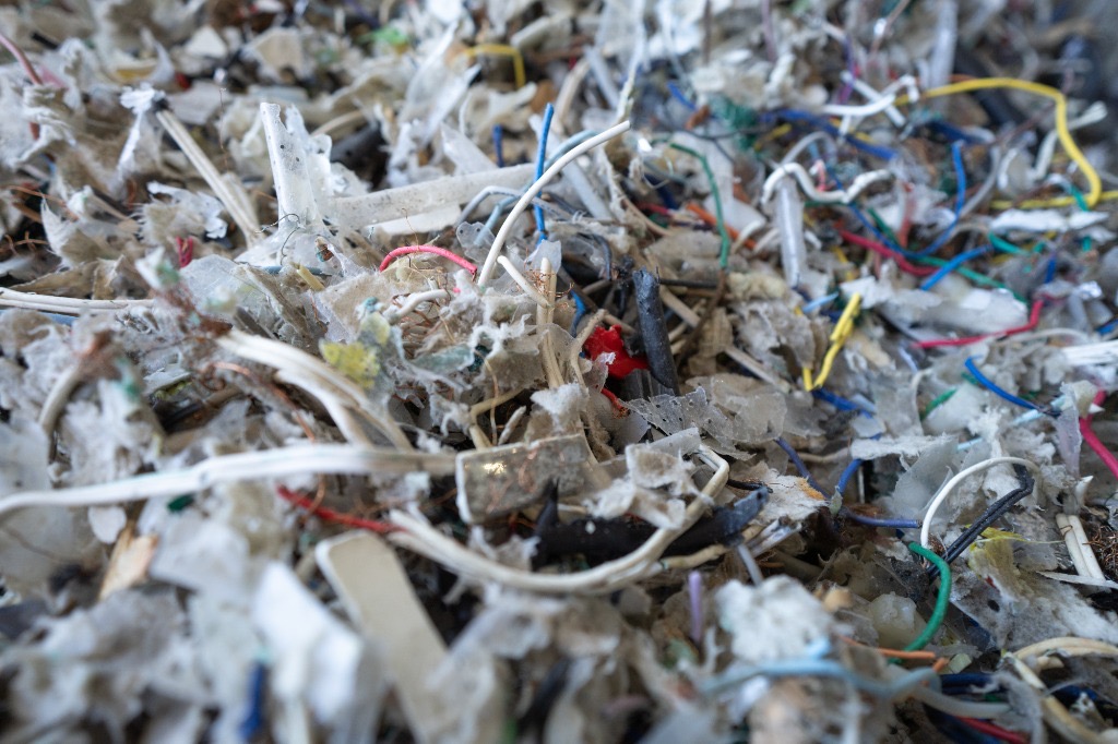 岐阜羽島営業所で精密に選別されたリサイクル用のプラスチック・金属素材