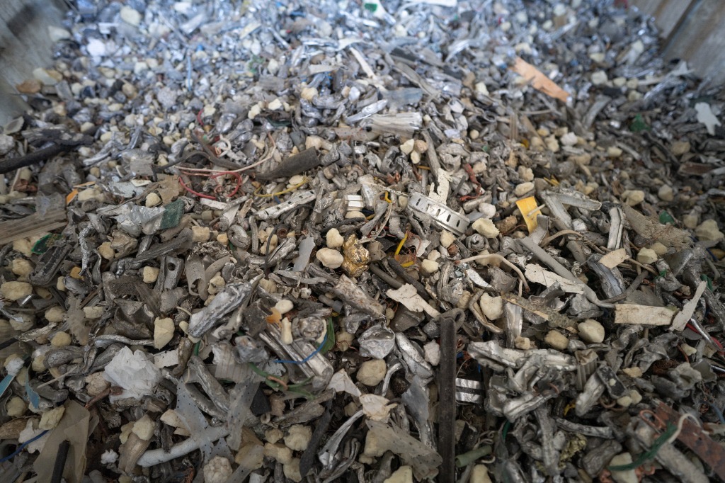 大型破砕機によって細かく粉砕されたミックスメタル・プラスチックの破砕物