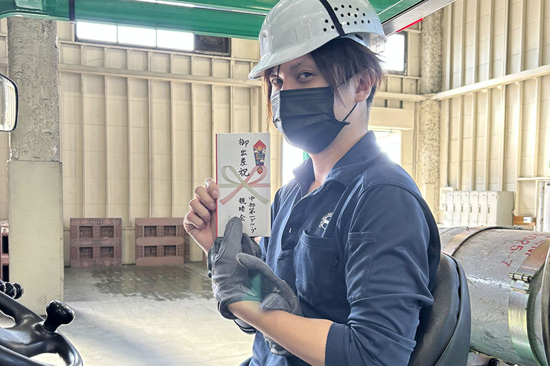 出産祝いを受け取るこういちさん