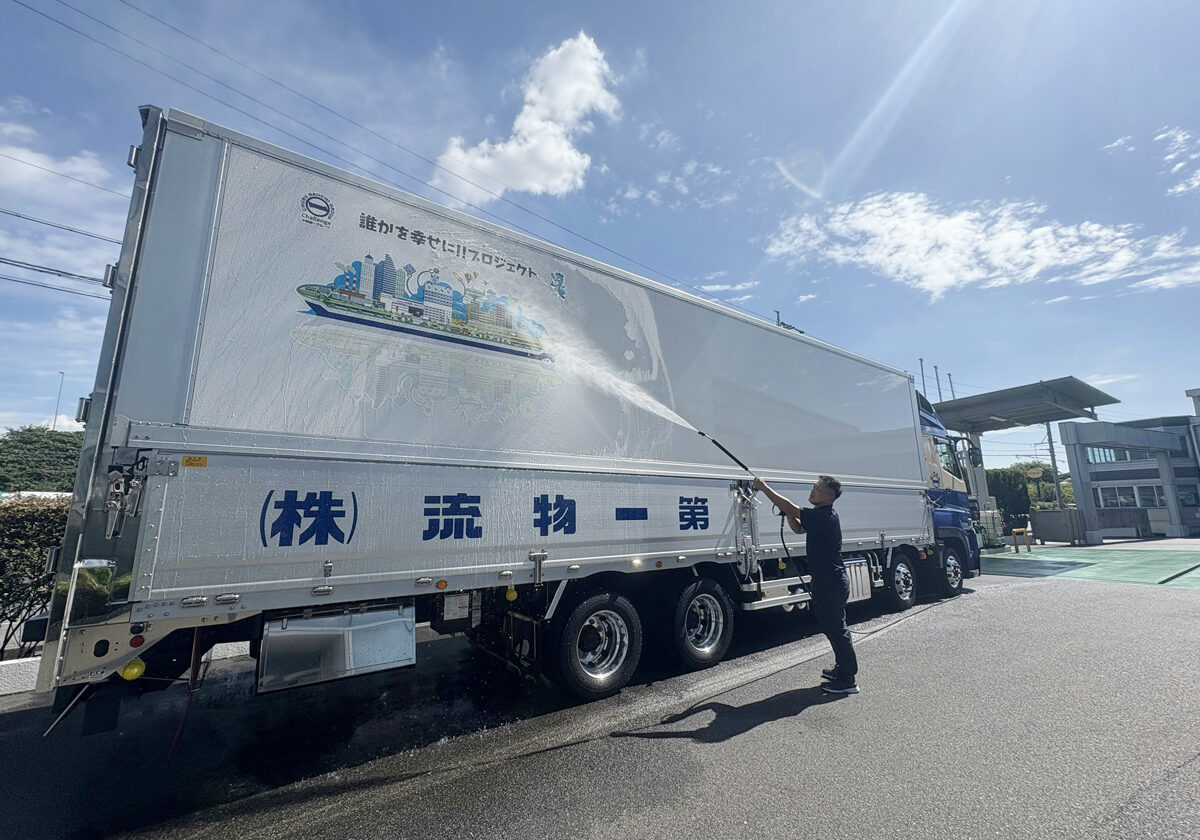 中部第一グループの大型トラックを丁寧に洗車するスタッフの様