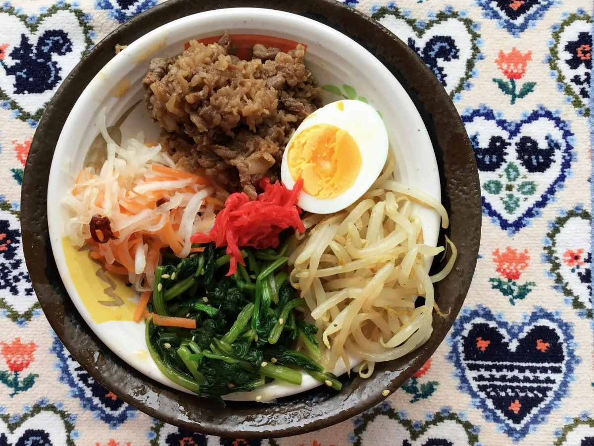 中部第一輸送の社員食堂で提供された牛肉とナムル、ゆで卵の丼