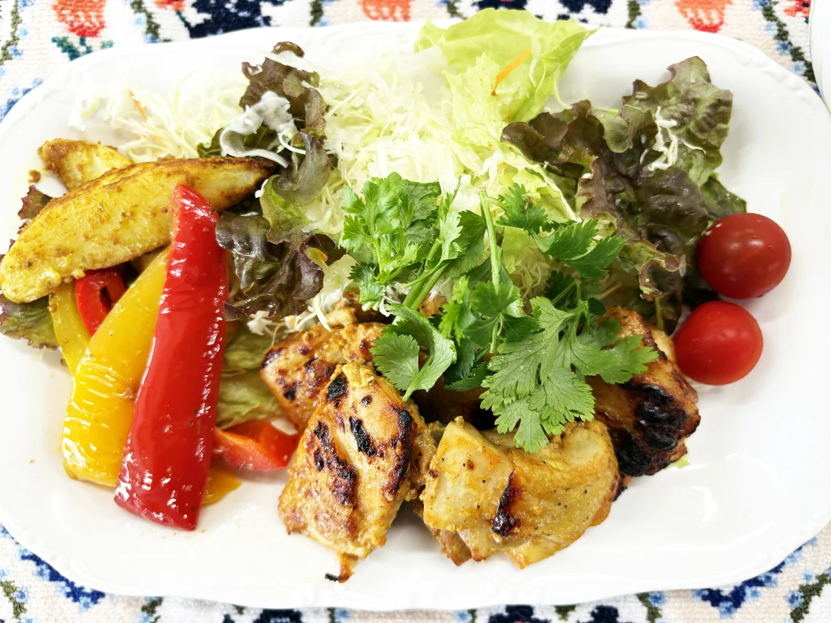 中部第一輸送の社員食堂で提供されたグリルチキンと彩り野菜サラダのプレート