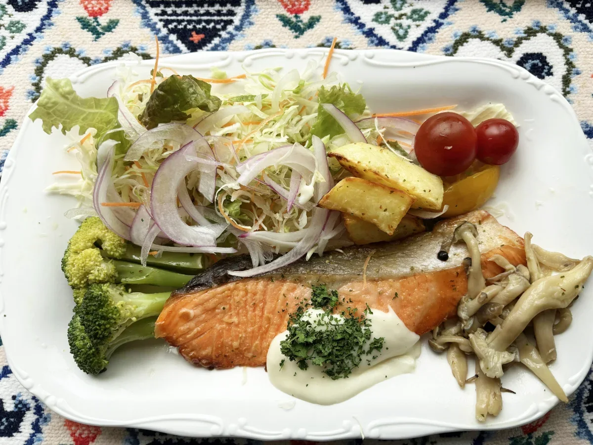 中部第一輸送の社員食堂で提供された焼き鮭ときのこ、彩り野菜のプレート