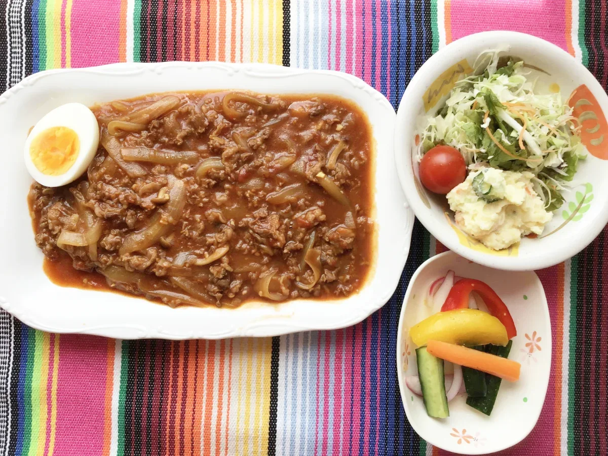 中部第一輸送の社員食堂で提供されたキーマカレーとゆで卵