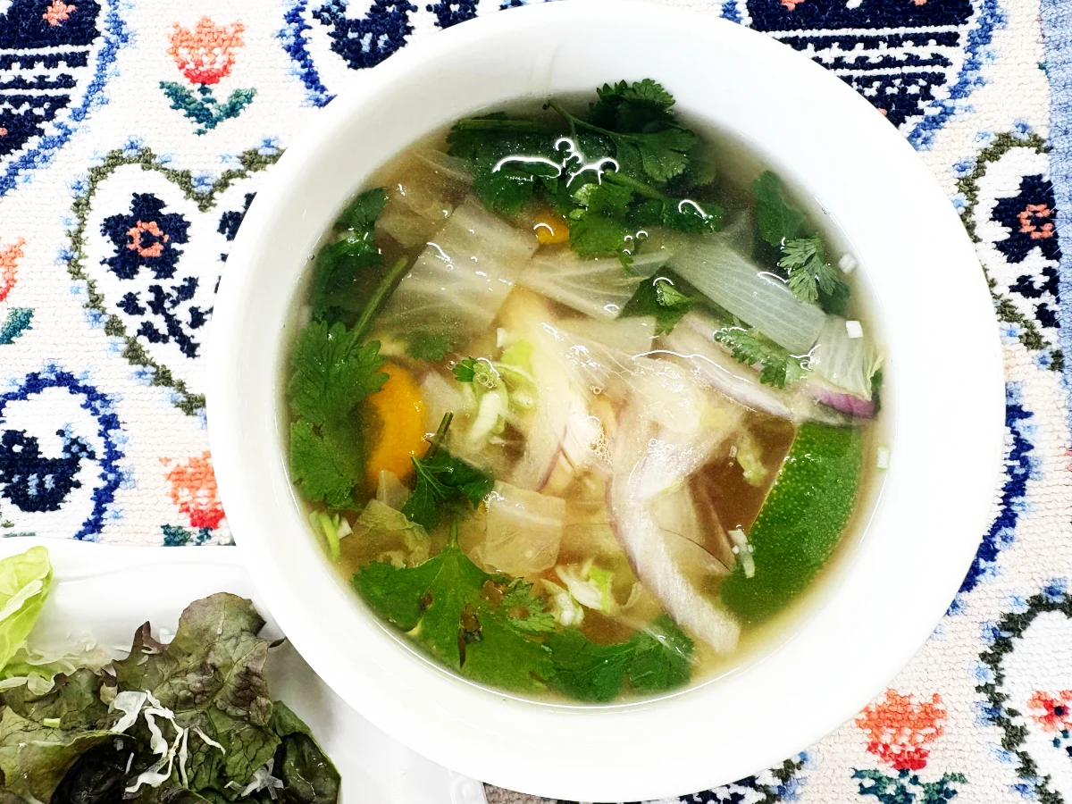 中部第一輸送の社員食堂で提供された野菜たっぷりの麺スープ