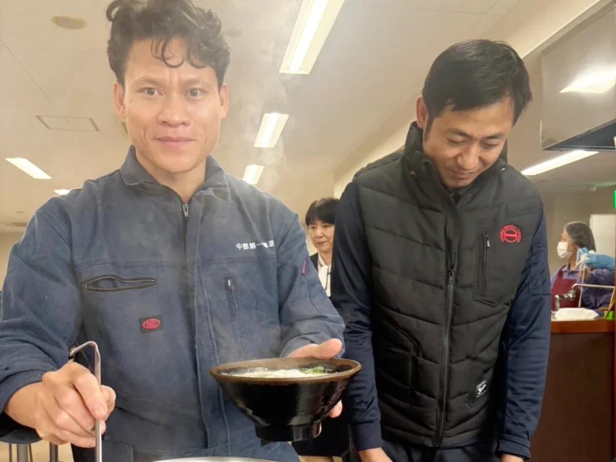 中部第一輸送の社員食堂でスタッフが温かいスープをよそっている様子