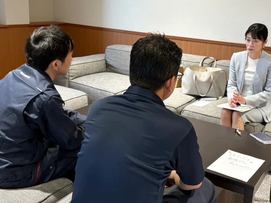 中部第一輸送の社員2名が小日向るり子氏によるカウンセリングを受けている様子