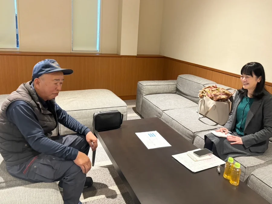 中部第一輸送の社員が小日向るり子氏による個人カウンセリングを受けている様子