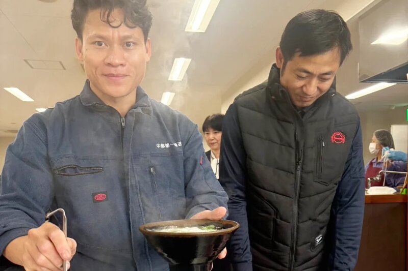中部第一輸送のスタッフが社員食堂で調理をしている様子