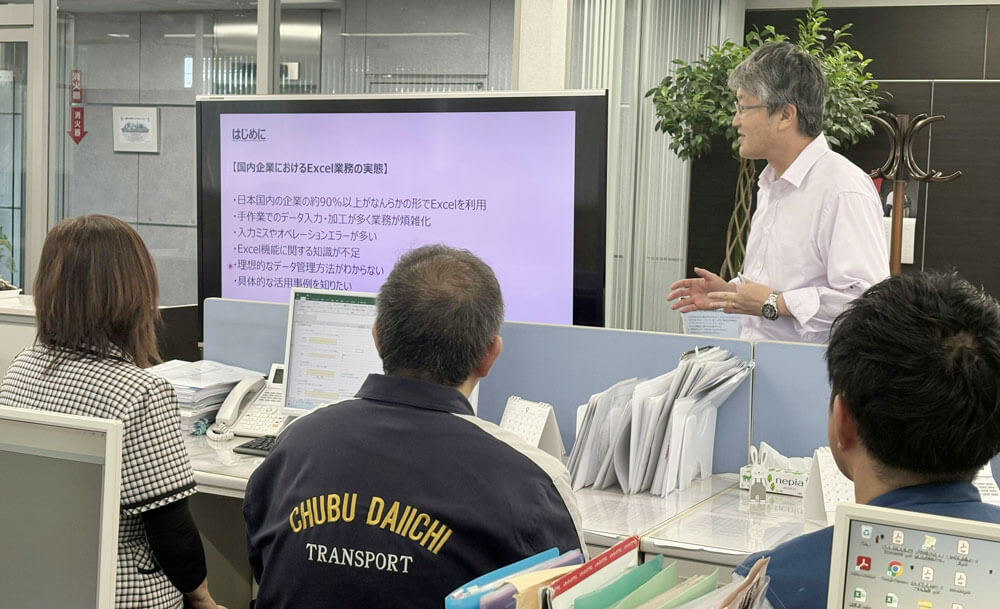 中部第一輸送のDX講習会で講義を行う講師とスライド資料