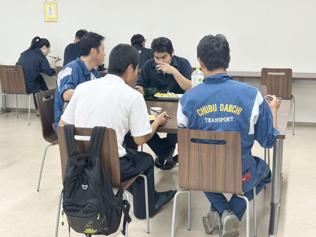 昼食時に先輩社員と談笑する高校生たち