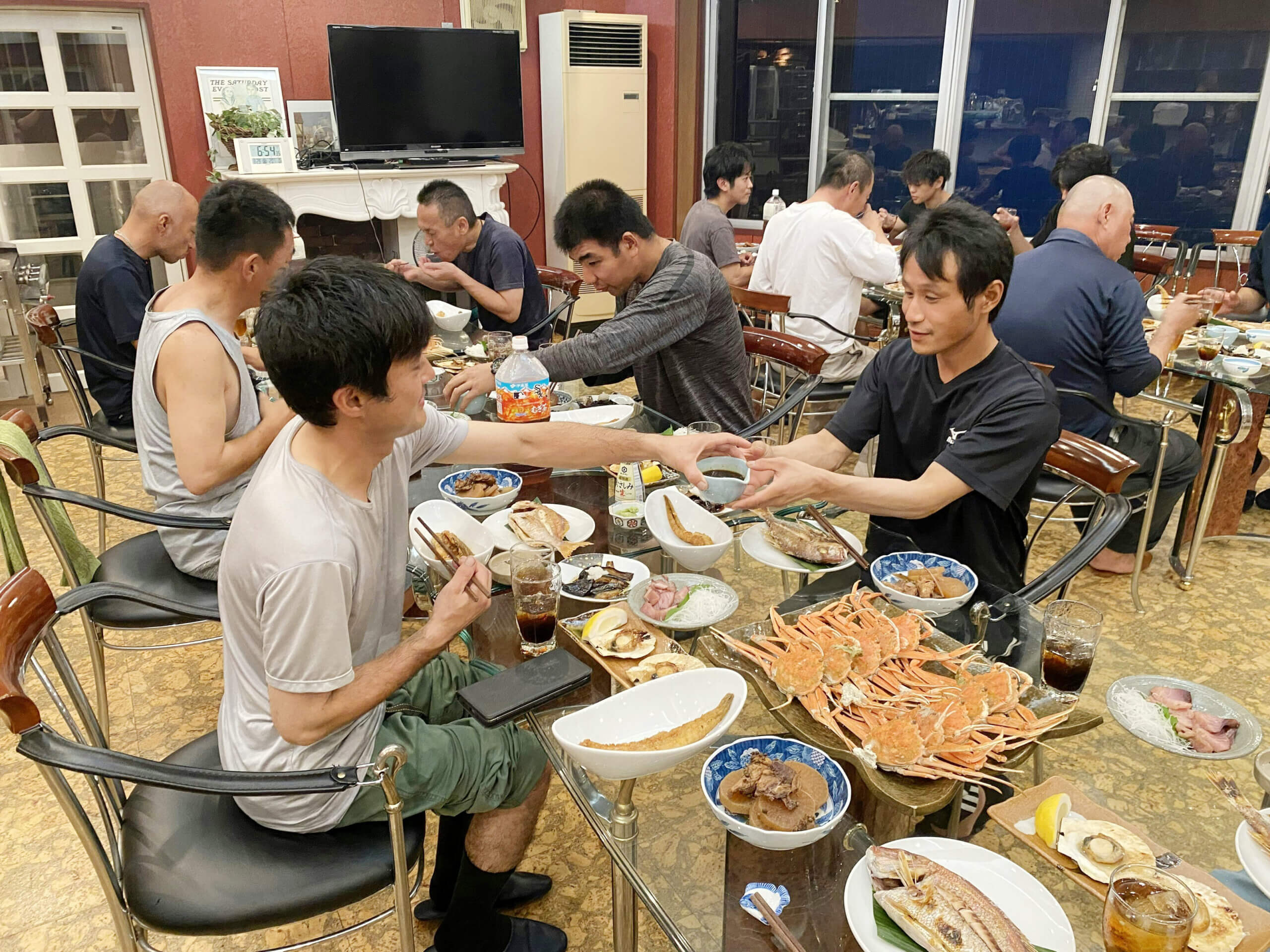和気あいあいと会話が弾む、懇親会らしいひとコマ。