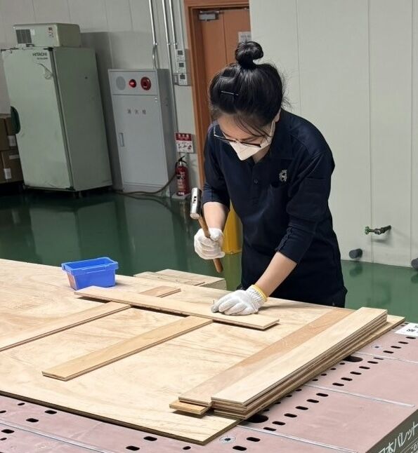 工業包装試験で木箱の組み立て作業を行う中部第一グループのベトナム技能実習生