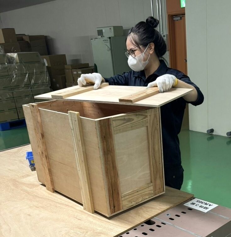 工業包装試験で木箱を完成させ、蓋を閉じる中部第一グループのベトナム技能実習生
