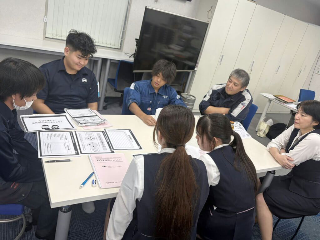 `セミナーの学びを共有する会で、真剣にディスカッションする中部第一グループの社員たち`