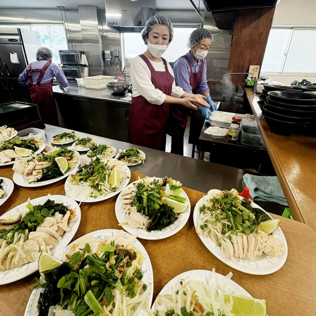 中部第一輸送の社員食堂でベトナム料理フォーの盛り付け作業。小平先生のスキルアップ研修で作られた色鮮やかなフォーが並ぶ