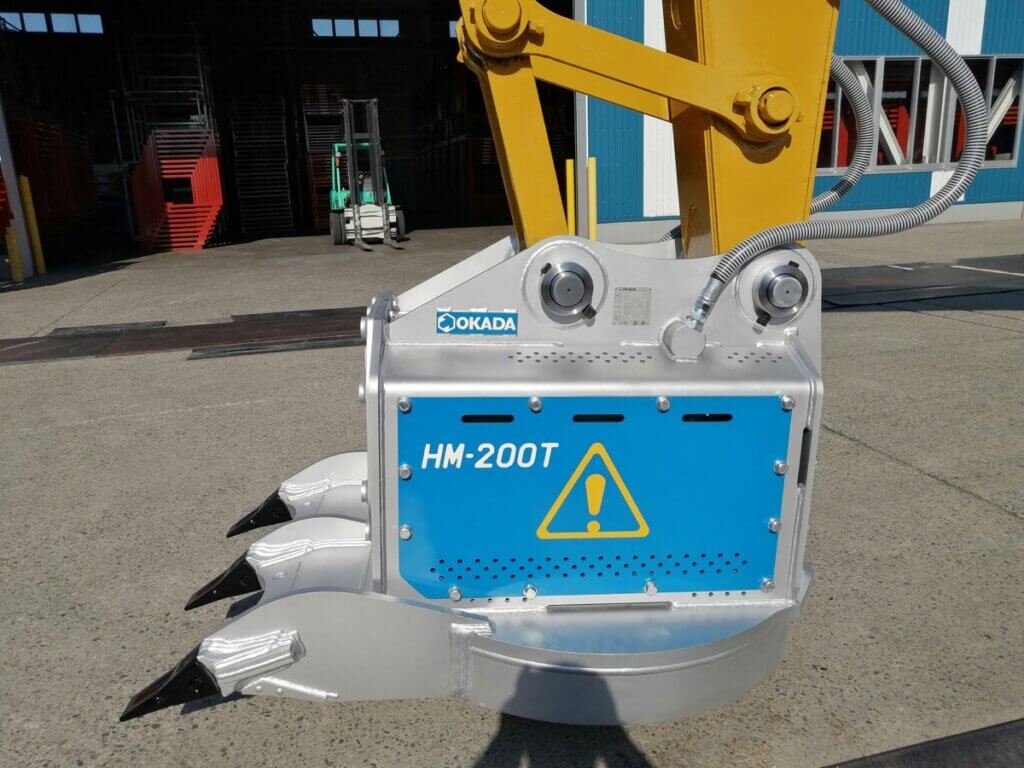 イヨンハイマグ HM-200Tで大量の鉄筋を一度に吸着する様子。作業効率が劇的に向上