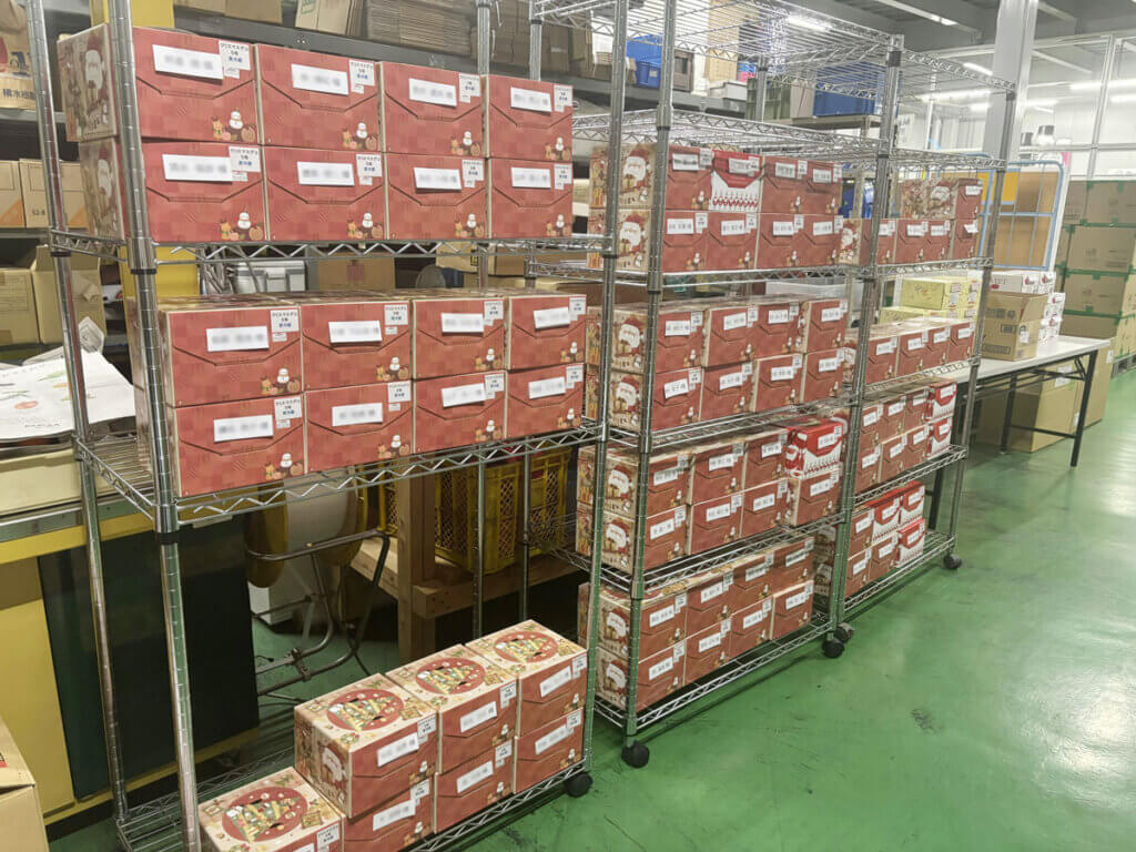 部門ごとにお名前が貼られたクリスマスケーキの箱 | 「今年は149個のケーキをご用意」セクション