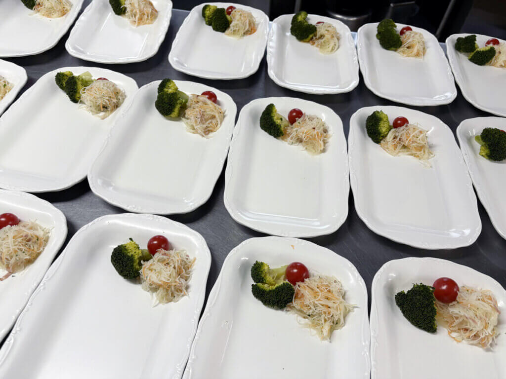 クリスマスカラーのサラダプレート。ブロッコリー、プチトマト、大根サラダが一皿に盛り付けられている