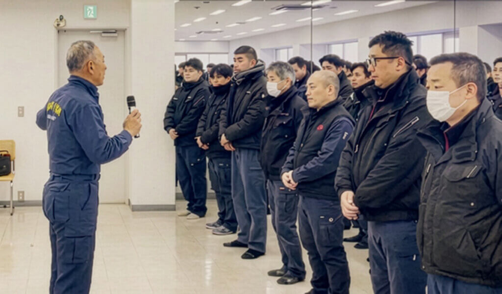 中部第一輸送の2026年仕事始め式。社長が全社員に向けて新年の挨拶と今年の方針を説明している様子