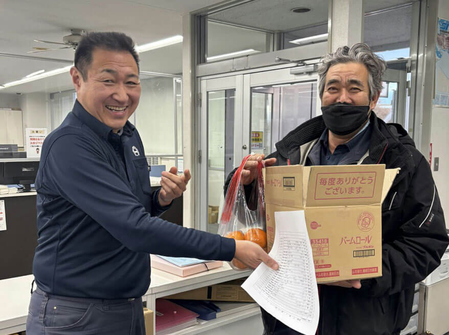 山梨・河口湖へ向けて出発する大型トラックとドライバー | 冒頭または「会長からの差し入れ」セクション