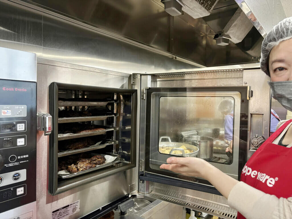 クリスマスランチ用のローストチキンがオーブンでこんがり焼き上がる様子