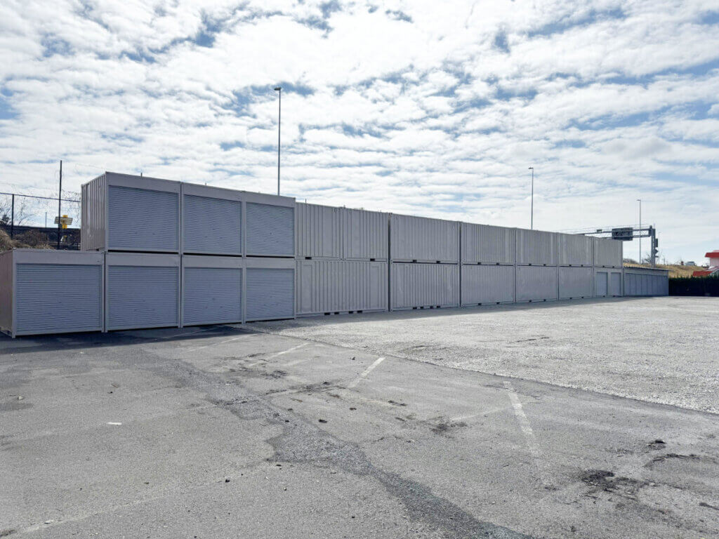 中部第一輸送の本社待機場横に仮移設されたコンテナ。将来的な敷地拡張に向けた整理が進んでいる様子