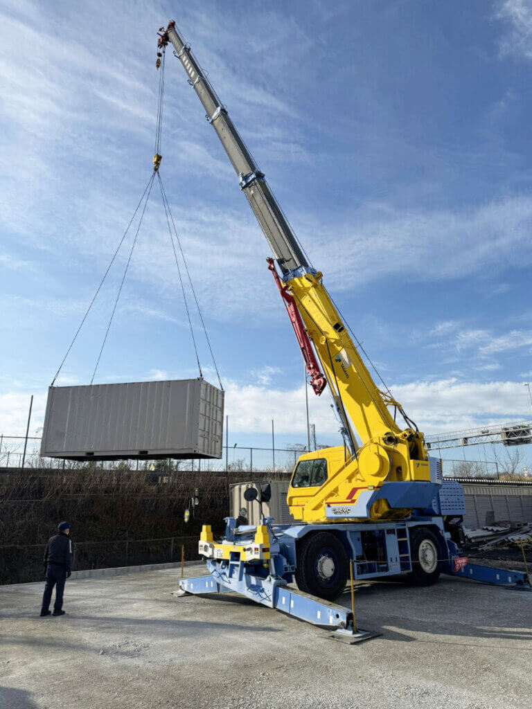 新用地に並ぶコンテナ。約1000坪規模の敷地活用を目指して、倉庫建設や駐車場拡張の検討が進められている