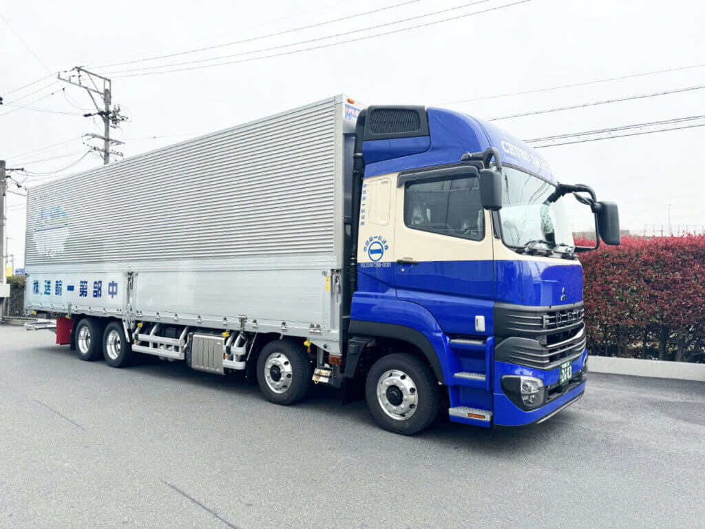 中部第一輸送株式会社の大型10トンパワーゲートウイング車の外観。青いキャビンと大型荷台が特徴。