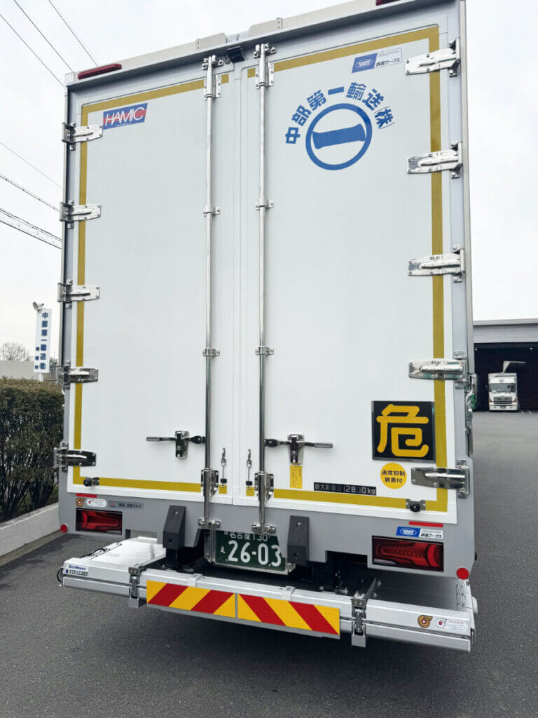 中部第一輸送のパワーゲートウイング車リア部分。社名ロゴと昇降装置が確認できる。