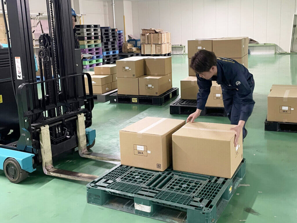 中部第一輸送の倉庫で荷物の確認作業をする新入社員の様子。