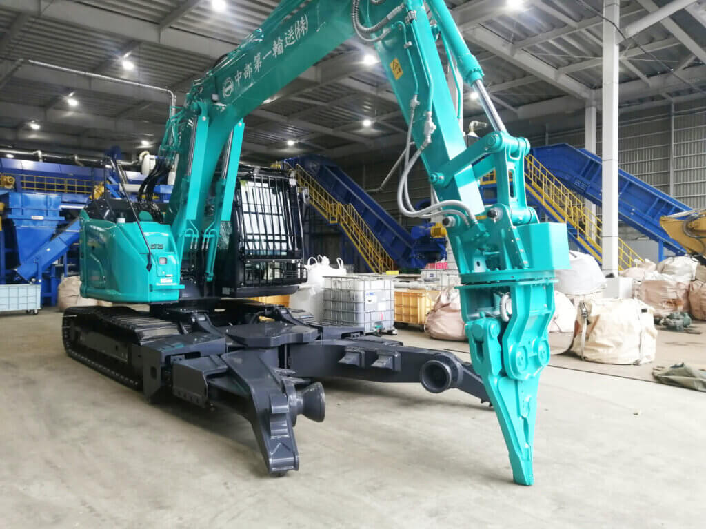 コベルコ建機製の開閉クランプアーム付解体機。岐阜羽島営業所の施設内で稼働する様子。