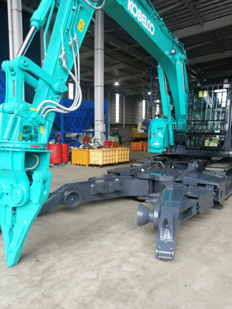 コベルコ建機製解体機の開閉クランプアーム可動部のアップ。精密な把持機構が確認できる。 | 「開閉クランプアームとは」直後