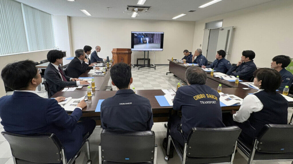 会議室で交通流リスク調査の報告を受ける中部第一輸送の社員