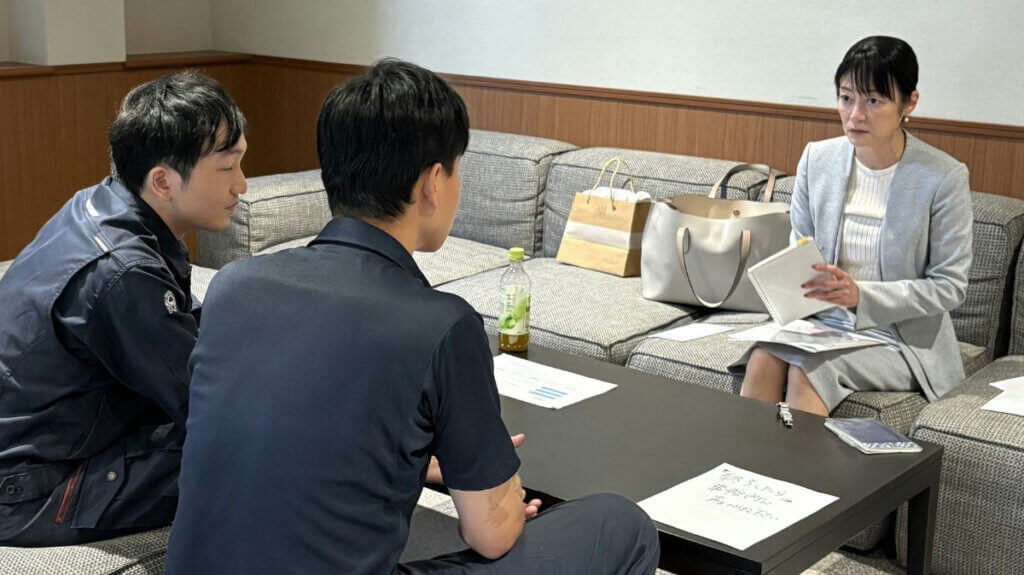 通訳が同席し、安心して相談できる環境で行われる面談の様子