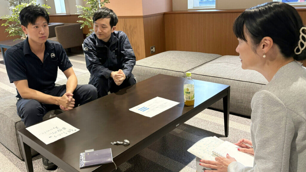 特定技能スタッフが通訳を交え、カウンセラーと面談を行う様子。
