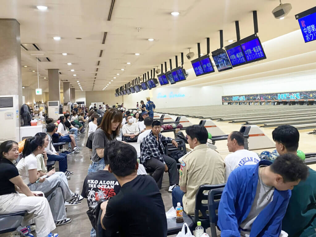 会場全体。大勢の参加者が歓談し賑わう様子「新しい時代の活気」直後