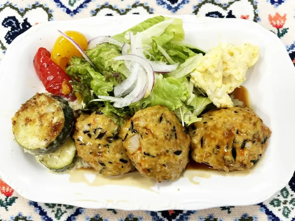 中部第一輸送の社員食堂で提供された鶏団子と焼き野菜、サラダのプレート