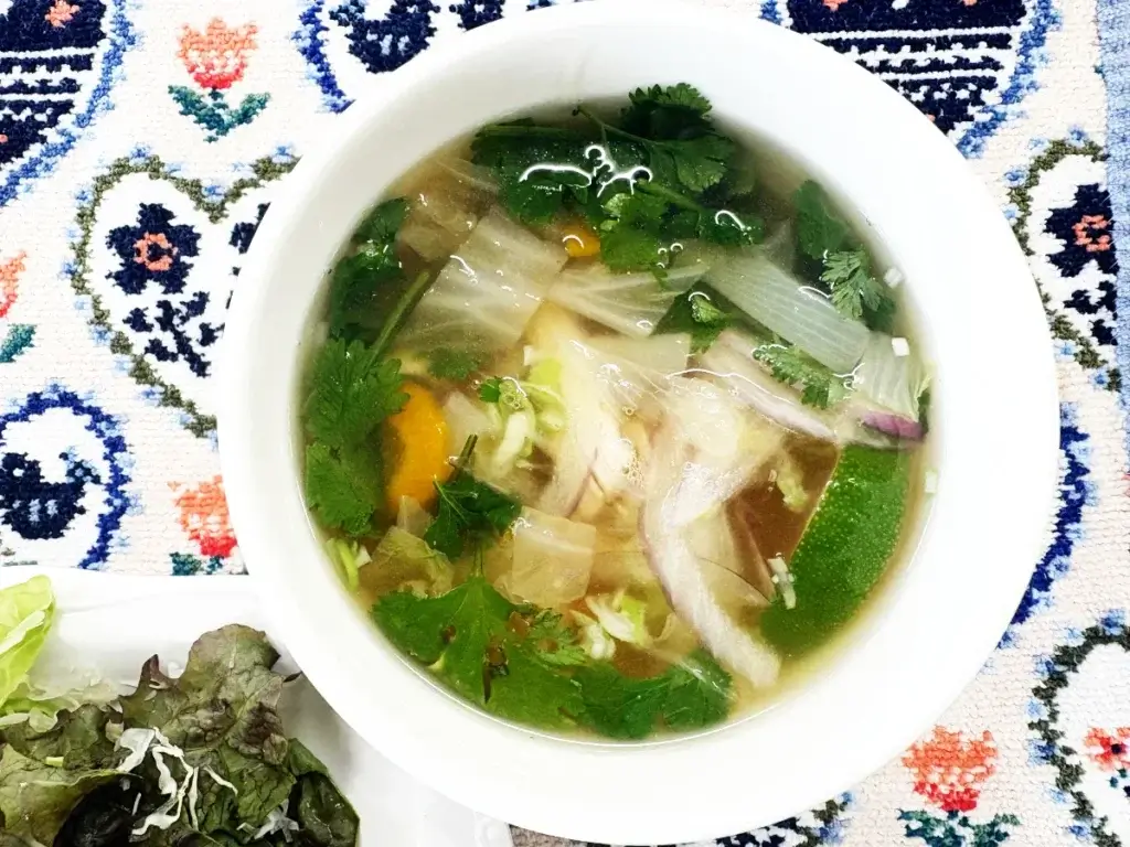 中部第一輸送の社員食堂で提供された野菜たっぷりの麺スープ
