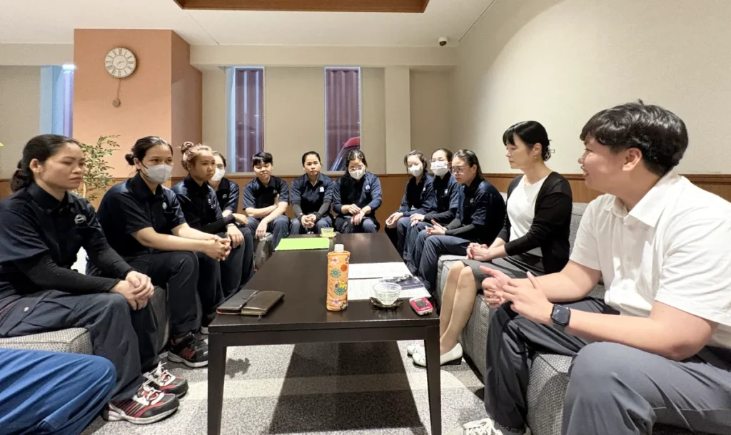 中部第一輸送でのベトナム人女性社員面談の様子。ラウンジに集まったスタッフに向けて、通訳を交えながら丁寧に話をする担当者